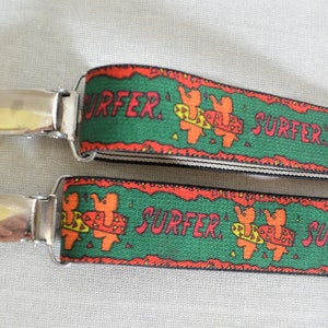 Tirantes vintage para niños, divertidos, de los años 80, en verde, naranja y rojo, con estampado de elefante surfista, de dibujos animados.