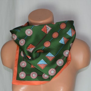 Foulard vintage pour femme, foulard à imprimé géométrique, écharpe en polyester, écharpe carrée pêche corail vert, petits carrés rétro ronds, bandana vert satiné