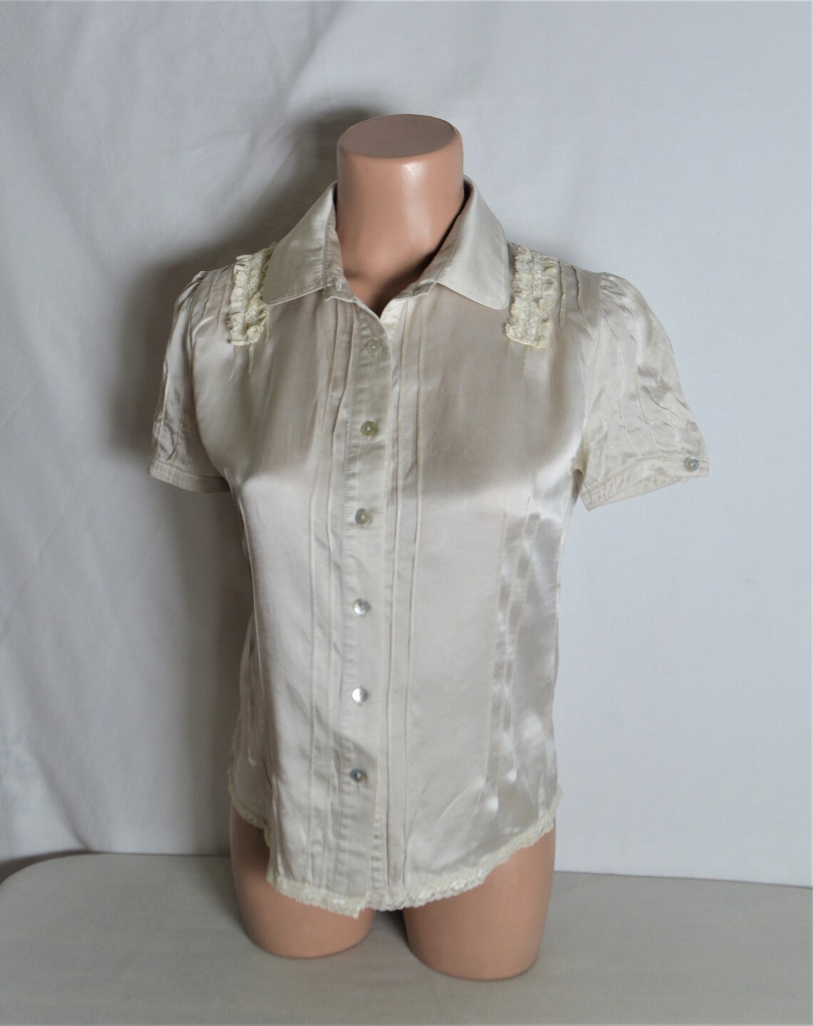 Vintage Women Silk Blouse Size XS Beige Silk Blouse Shirt Solid Print Ecru Lace Details Ruffle Details Collar Tan Button Short Sleeve Top, foto 2 di 5