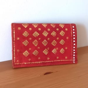 Cartera vintage de cuero rojo para mujer, billetera delgada de cuero rojo dorado hecha a mano, billetera plegable de cuero suave con relieve, billetera estilo boho