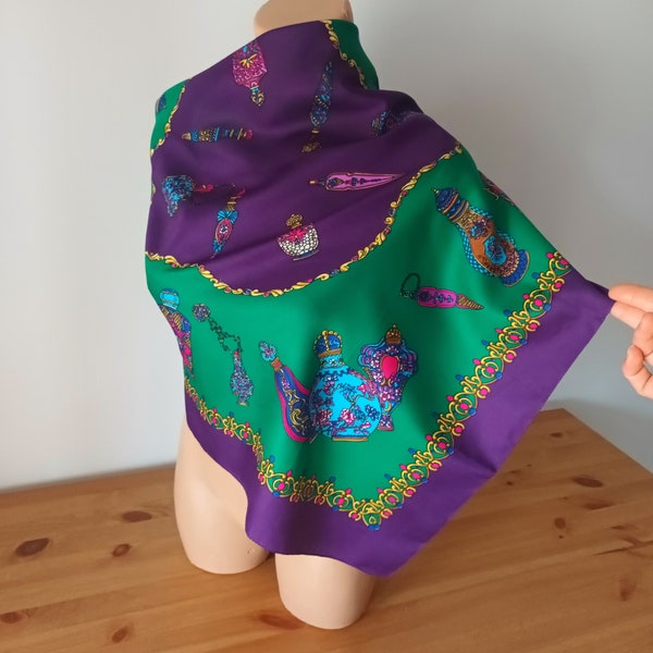 Foulard doré vert violet pour femme vintage, grande écharpe carrée, bijoux, rouge à lèvres, flacons de parfum, imprimés dorés, écharpe héraldique royale fabriquée en Italie