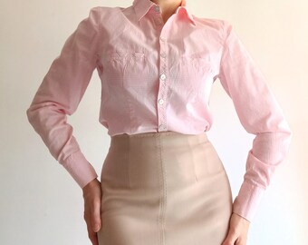 Camisa Dirndl rosa y blanca vintage para mujer, talla XS, camisa a cuadros rosa y blanca, camisa de manga larga con cuello, blusa de algodón Trachten con bolsillos en el pecho.