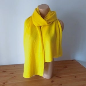Écharpe longue en laine jaune vif vintage Écharpe en laine tricotée unie jaune Écharpe longue en laine jaune pour femme Écharpe en tricot de laine jaune Cache-cou