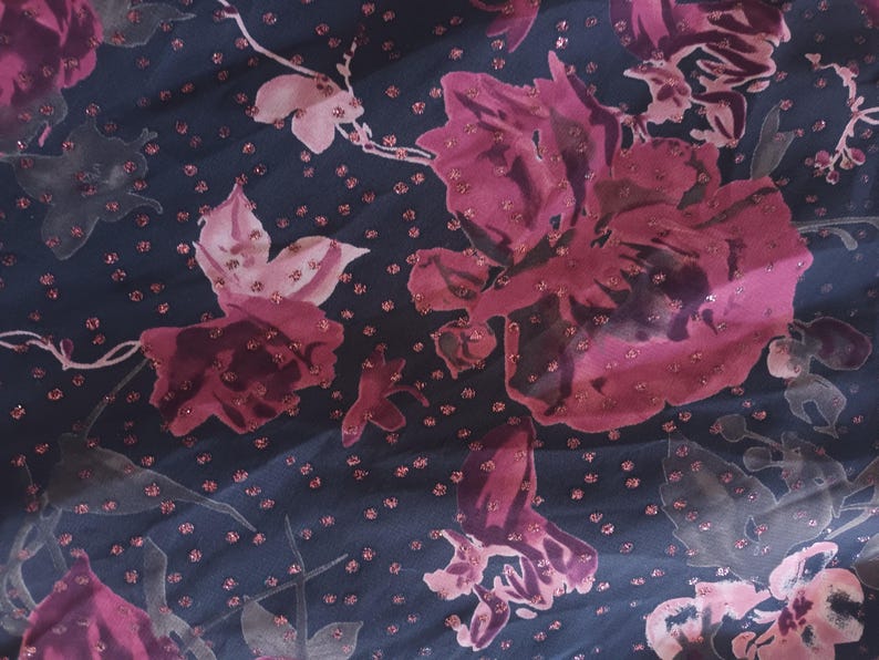 Peut inclure: Un tissu bleu fonc&eacute; avec un motif floral rose. Les fleurs sont dispers&eacute;es sur le tissu et ont une texture scintillante.