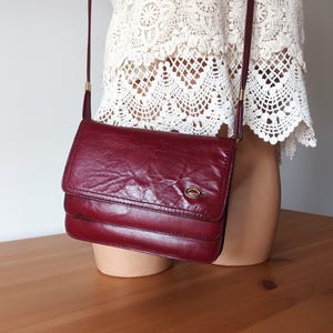 Vintage Frauen Burgunderrote Leder Flap Bag Burgundy Leder Umhängetasche Dunkelrote Umhängetasche Bordeauxrot Leder Crossbody Bag Wein Klappentasche