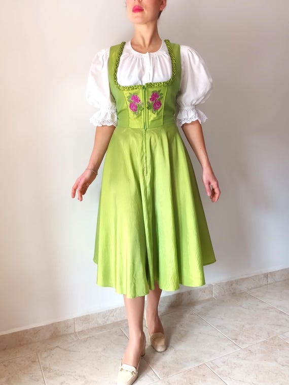Vintage Green Satin Dirndl Midi Dress Size L/44 Flowers Embroidery Green  Corset Dress Sleeveless Austrian Folk Trachten Bavarian Oktoberfest - Etsy  Denmark
