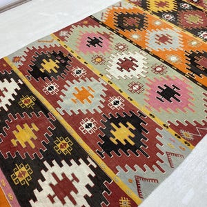 ヴィンテージ トルコ キリム ランナーラグ、手織りウール、カラフルな