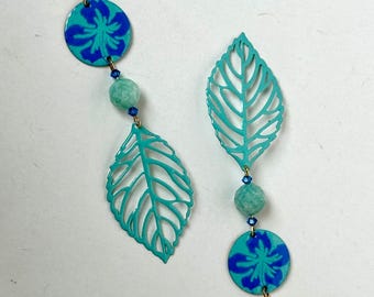 Facettierte Amazonit und Kristall mit gemusterten und Laser Cut Emaille Charm Ohrringe