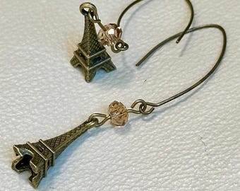 Eiffelturm Charm Ohrringe mit Kristallen