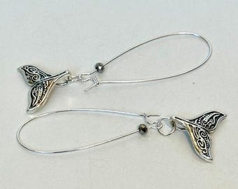 Versilbert Whale Tail Charm Ohrringe