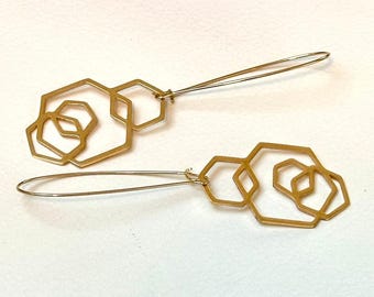 Gold überzogene geometrische Charme-Ohrringe