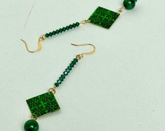 Ohrringe mit Malachit, Swarovski Kristall und gemusterten Emaille Anhängern