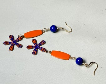 Lapis mit Blau und Orange Emaille Gänseblümchen Ohrringe