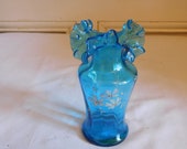 Small blue glass vase enamelled with scalloped-necked flinsted late 19th at the beginning of the 20th