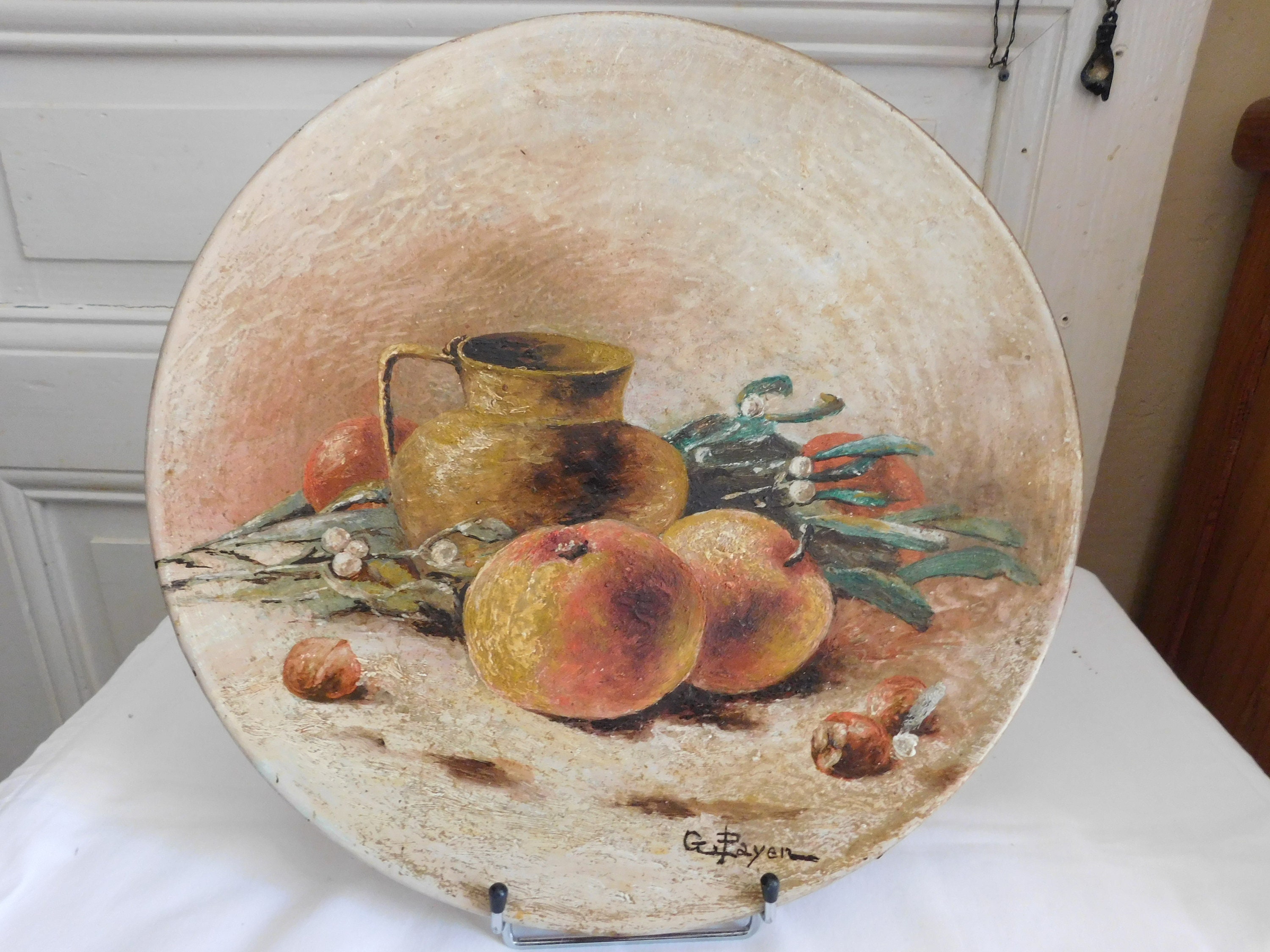 Plat en Terre Cuite Nature Morte Aux Pommes Noisettes Gui et Pichet Décor Signé G Payen École França