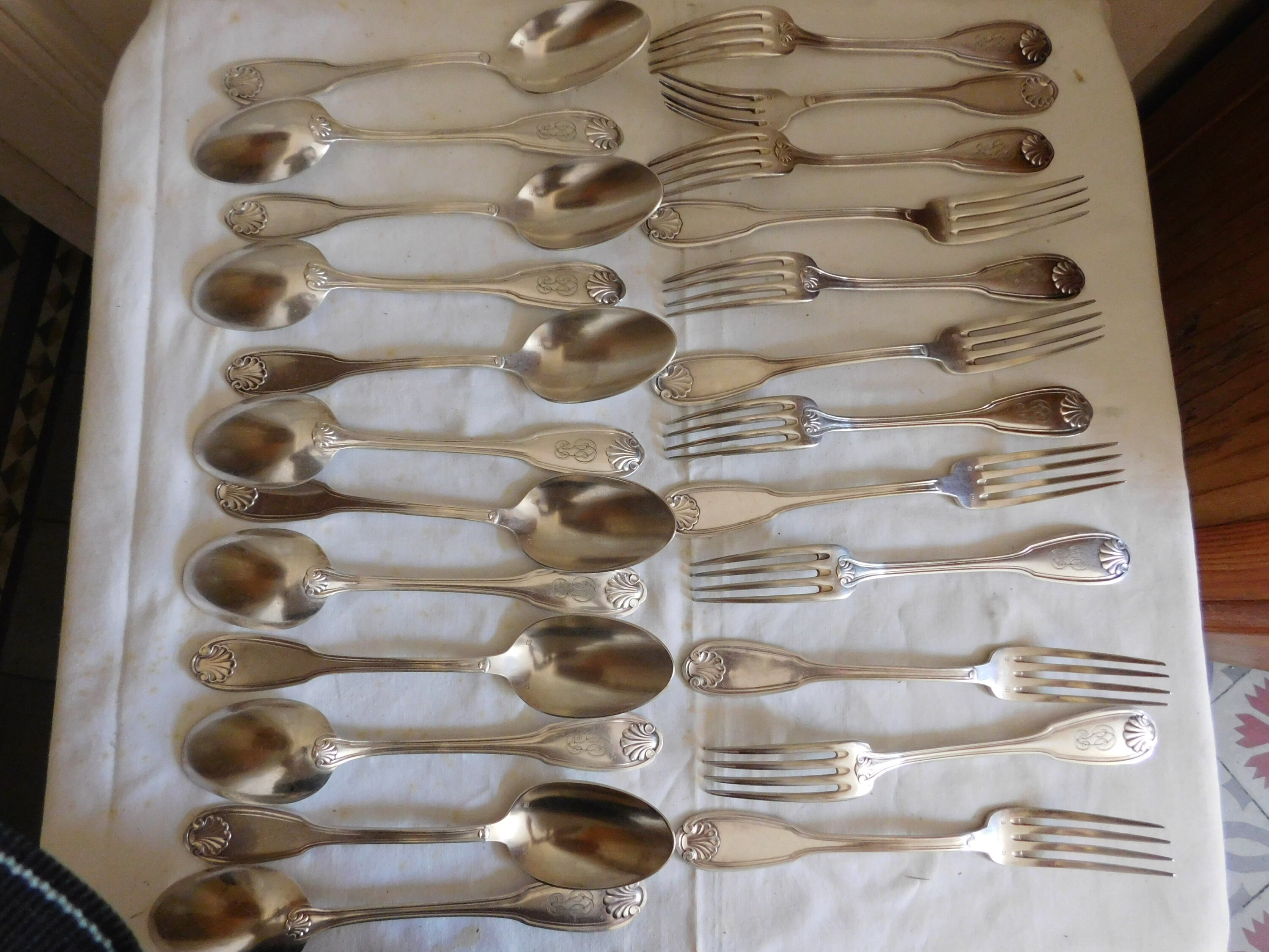 Saglier Frères Suite de Douze Cuillères et Fourchettes Table Métal Argenté Décor Coquille Orfèvrerie