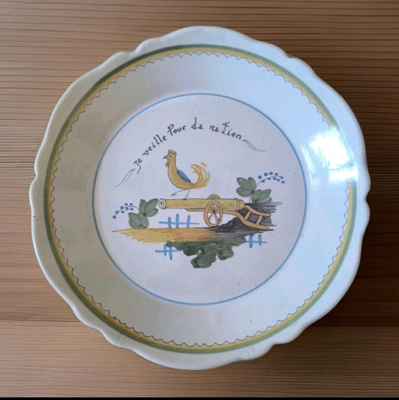 Old Nevers Revolution plate "I watch over the nation" decorated with a rooster on a cannon, French earthenware