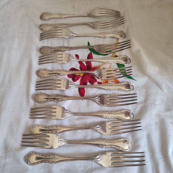 Mappin & Webb beautiful suite of twelve table forks in silver metal with vegetable scroll decor