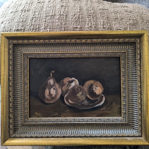 Huile sur carton "Nature morte aux poire et coings" signée Annie cadre à canaux