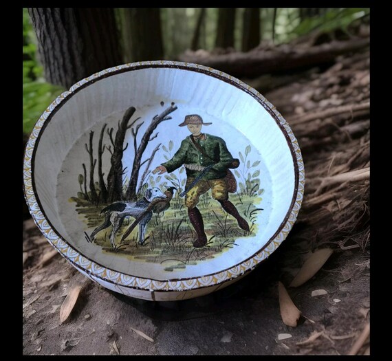 St Uze by Di Stefano large ceramic dish painted decoration Hunting scene game and dog French earthenware
