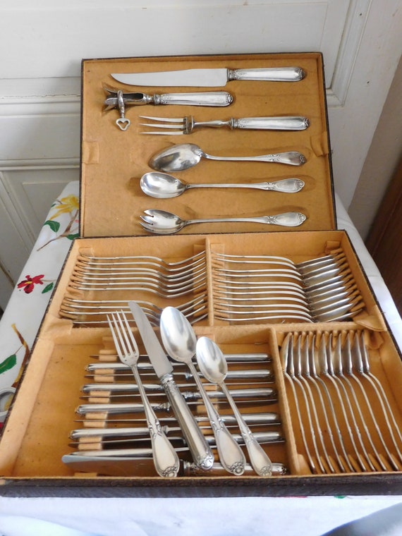 Part of a cutlery set for desserts and serving pieces by Louis Schooman in silver plated 54-piece cutlery set with shell and seed decoration