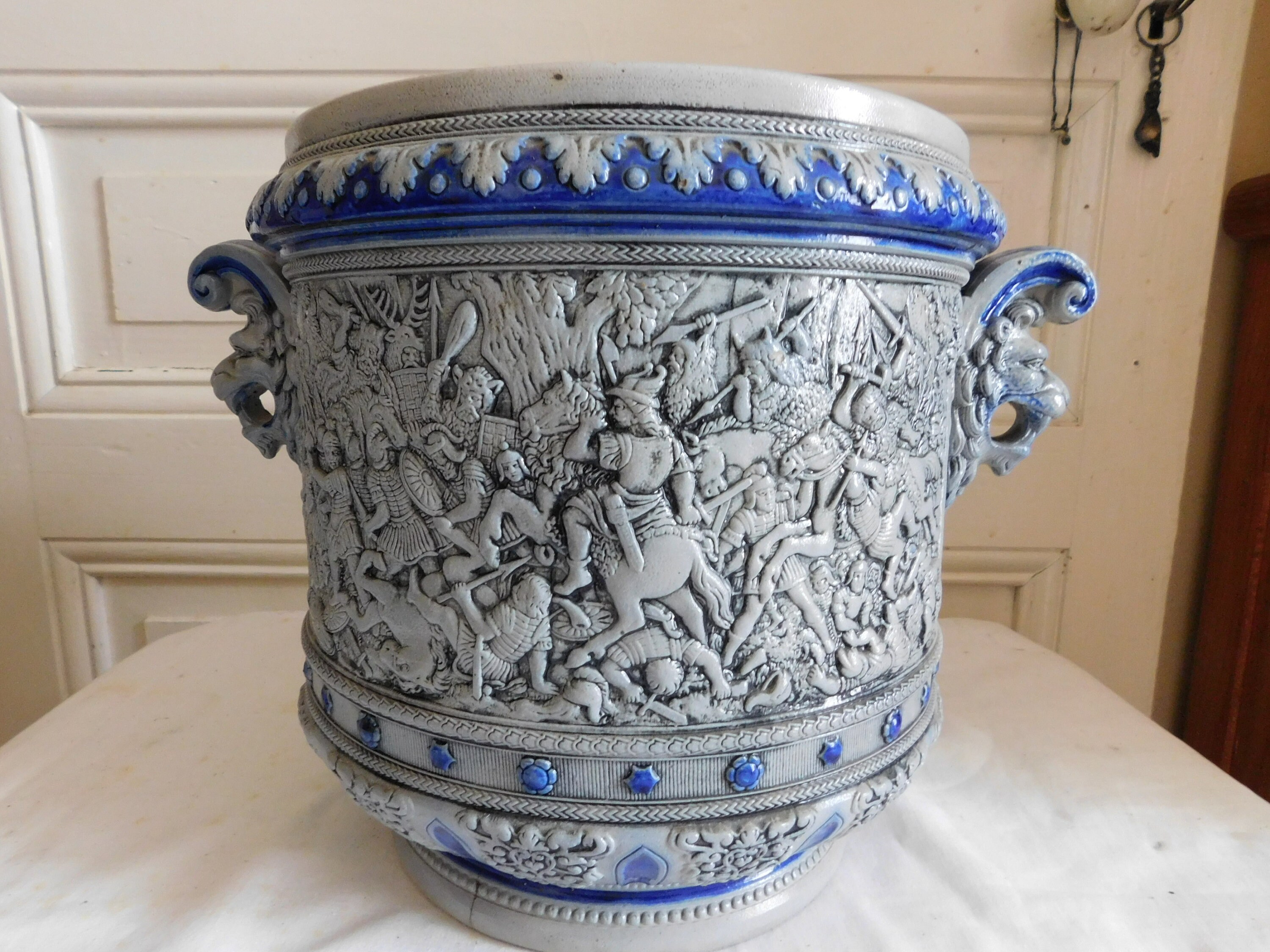 Grand Cache Pot Grès d'alsace Décor de Scènes Guerre Prise Tête Lion