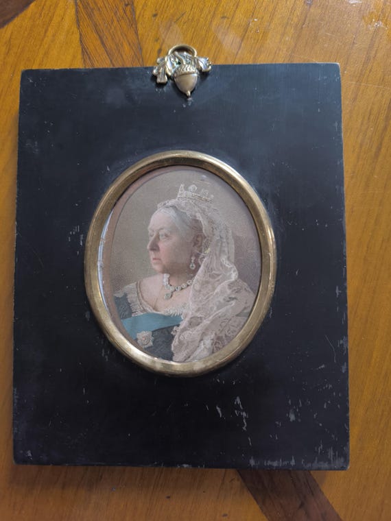 Frame for Miniature with portrait "Queen Victoria" ebonized wood brass hook in the shape of an acorn 19th century