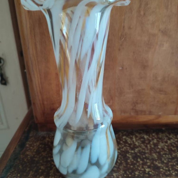 Vase en verre soufflé moucheté dans le goût de Clichy blanc orange à collerette polylobée vase français