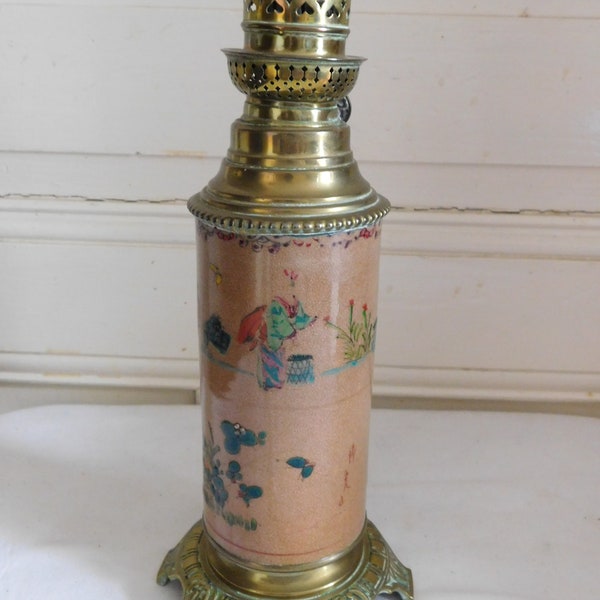 Ancienne lampe à pétrole  vase rouleau décor signé au chinois et papillon