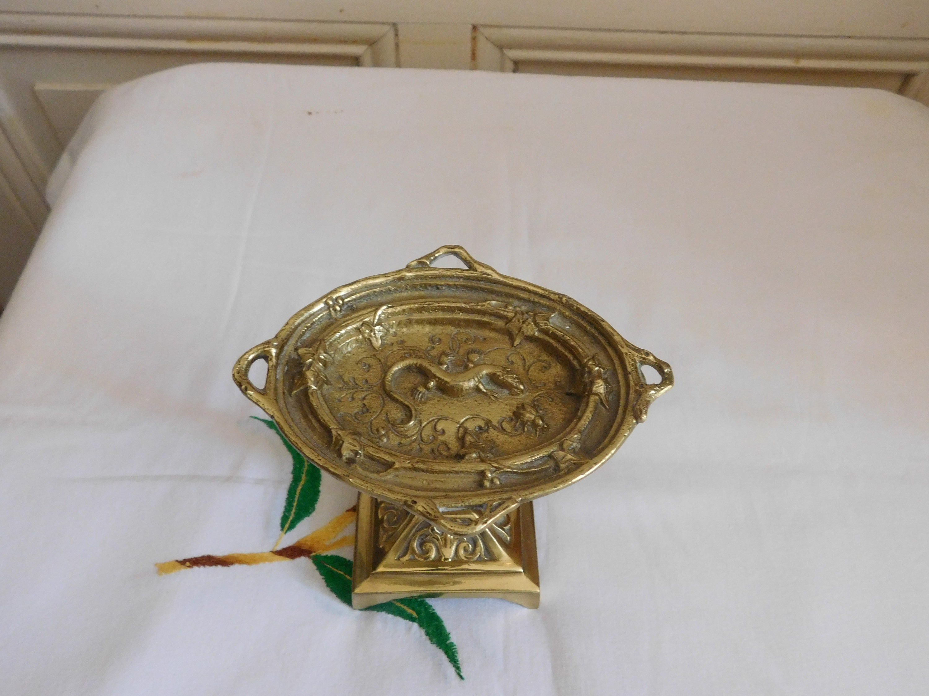 Petite Coupe en Bronze Doré Décor Salamandre Insecte et Lierre