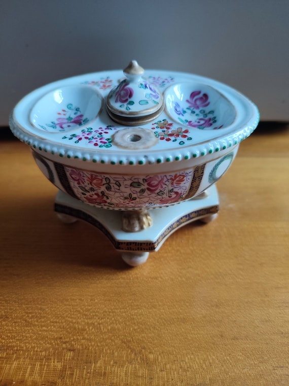 Porcelain Edmé Samson (1810-1891) inkwell decorated with flowers beads friezes lion paws Paris France