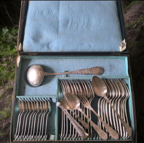 Ercuis 39-piece cutlery set, small spoons, ladle, sugar tongs, stew spoon, silver-plated metal, Marly style, in a box