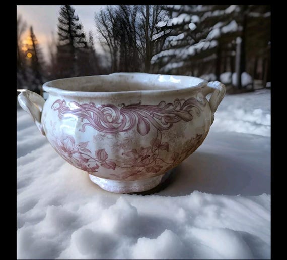 Villeroy & Boch Waldrebe model soup tureen with clematis decoration circa 1900