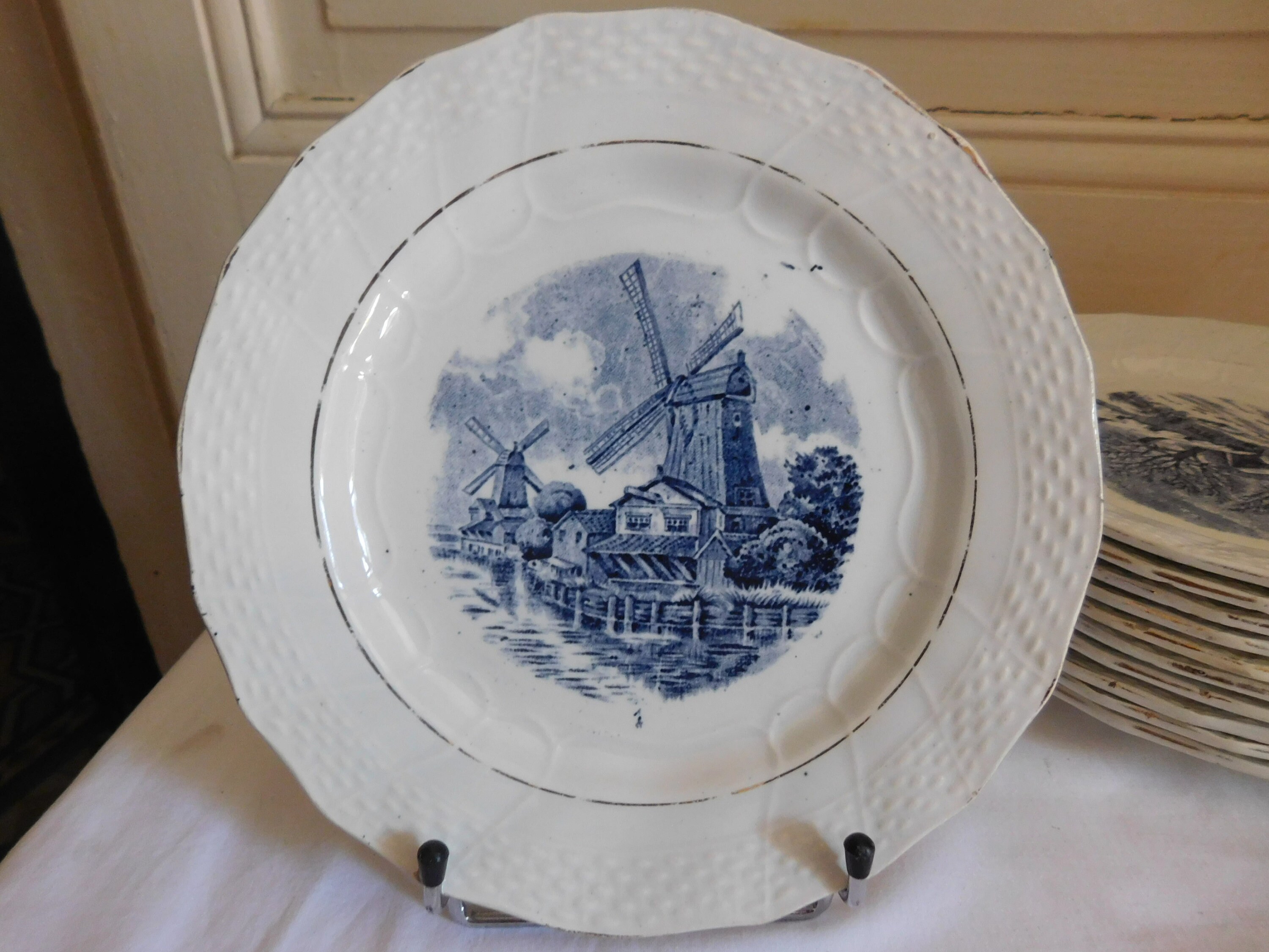 Moulin Des Loups Suite de Onze Assiettes Parlantes Modèle Delft 1896/1952 Faience Française