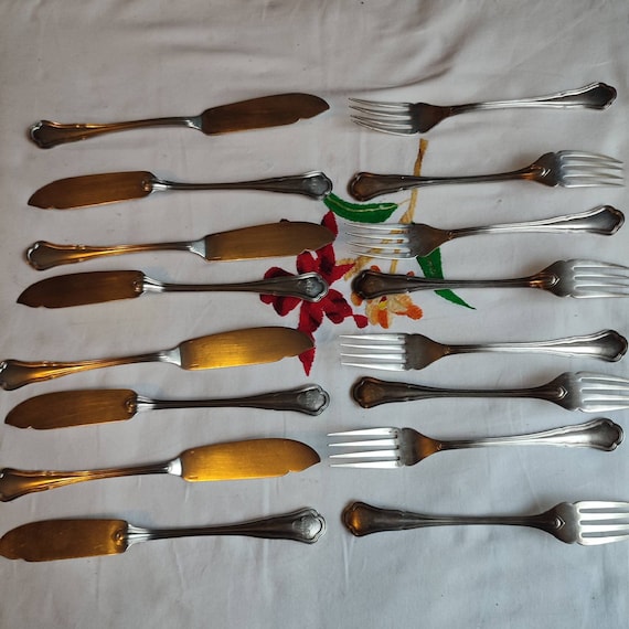 Christofle beautiful suite of eight fish cutlery 8 forks 8 silver metal knives French goldsmithing