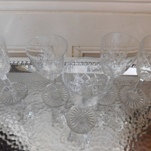Suite de cinq verres à vins blanc cristal taillé dans le goût Baccarat St Louis  cristal français