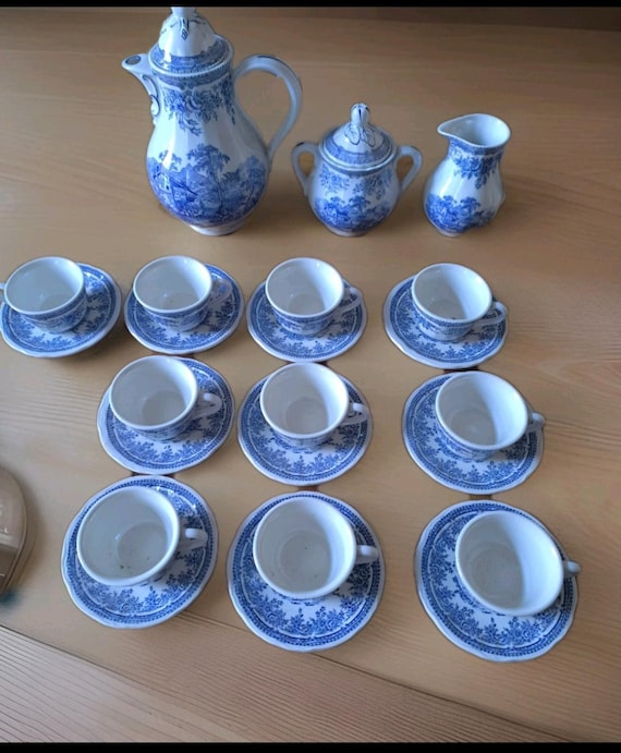 Lunéville coffee service, English pattern, country decor, circa 1950/1970, ten cups and saucers, coffee pot, sugar bowl, creamer, French tableware