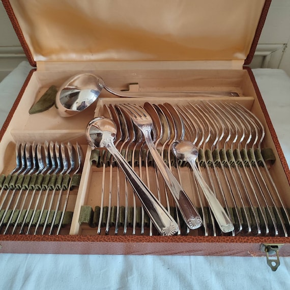 French cutlery set 37 pieces 12 fork 12 table spoons 12 teaspoons ladle in silver metal shell decoration hallmark GG