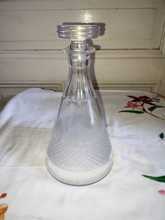 Antique cut crystal carafe with organ stops, crosspieces and facets, French crystal