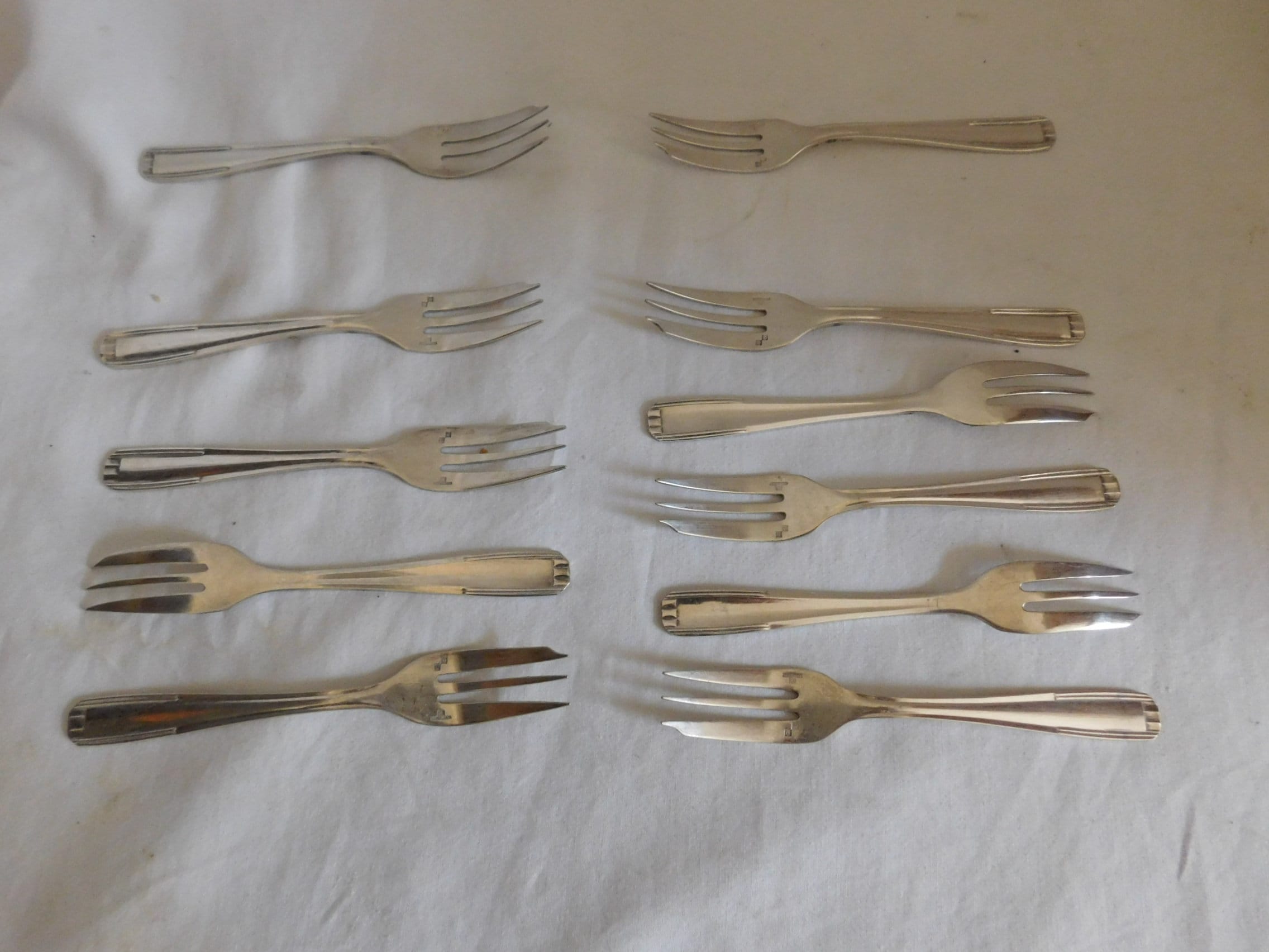 Бел. Вилка в16-003 с з/к евро. Вилка в16-003 с з/к евро. Серебряная вилка маленькая. Мельхиор дубок столовые приборы.