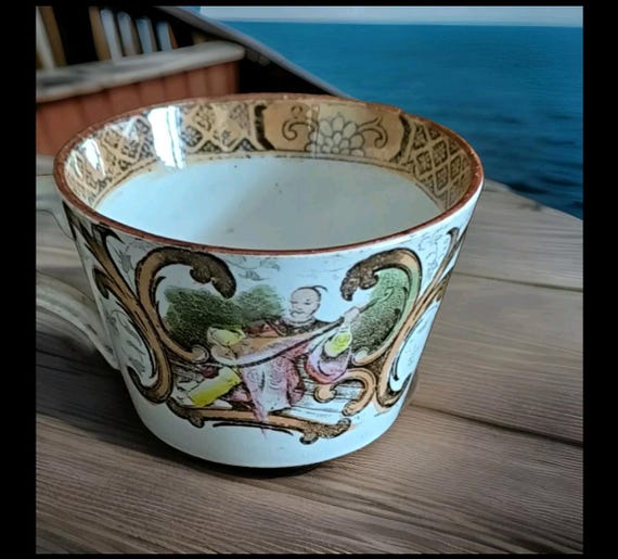 Sarreguemines tasse en faïence au Chinois jouant de la guitare 1875/1899 numéro deux