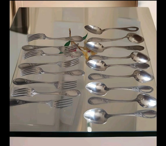 Apollo beautiful set of eight forks and nine table spoons in silver-plated metal with rocaille decor