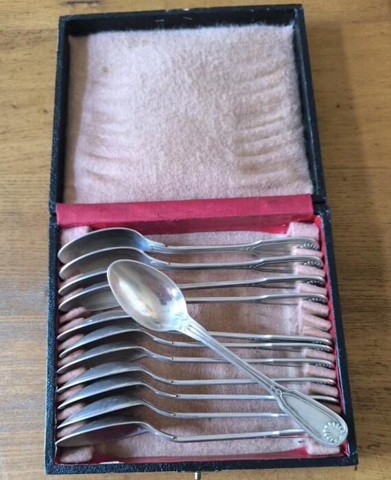 Ercuis box of twelve silver-plated teaspoons, Maintenon model, shell decor, French goldsmithing