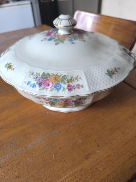 Bernardaud & Cie Limoges porcelain tureen with floral decoration, 1900/1927