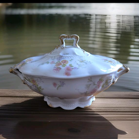 Charles Ahrenfeldt Limoges porcelain tureen with floral decoration, 1900/1915, French porcelain