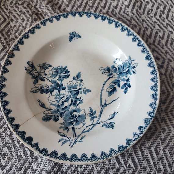 Assiette creuse en faïence décor d'églantines et papillon