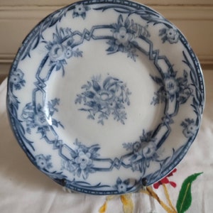 Sarreguemines plate mounted on an earthenware pedestal, Cérès model, blue flower decoration, French earthenware