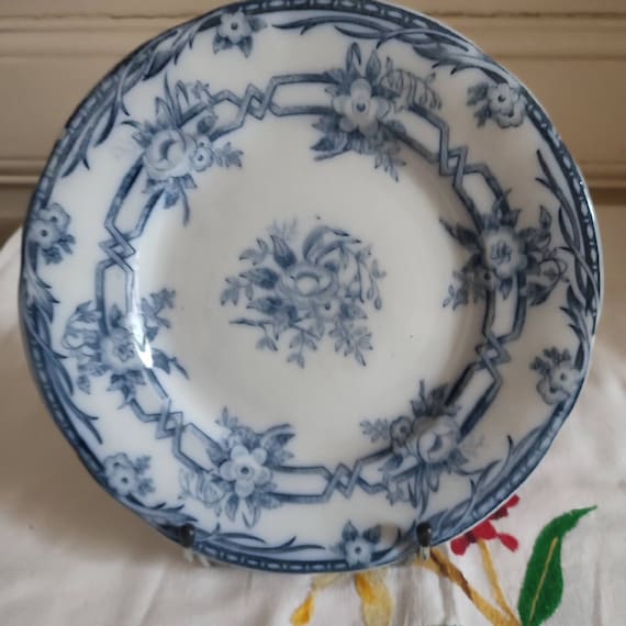 Sarreguemines plate mounted on an earthenware pedestal, Cérès model, blue flower decoration, French earthenware