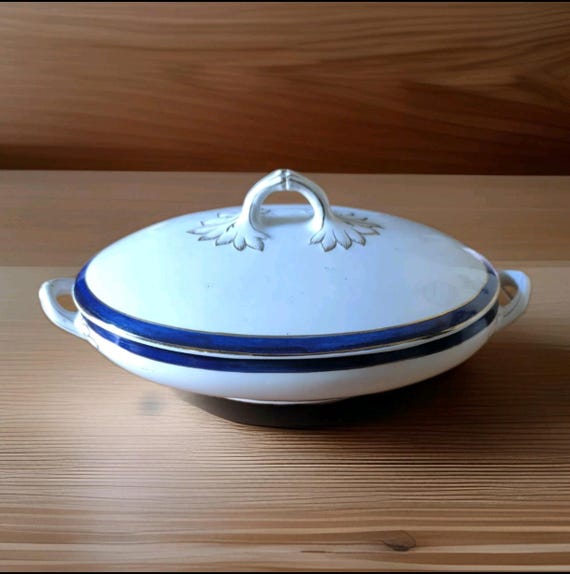 Sarreguemines vegetable dish or terrine with gilt and oven blue decor, 1920/1950