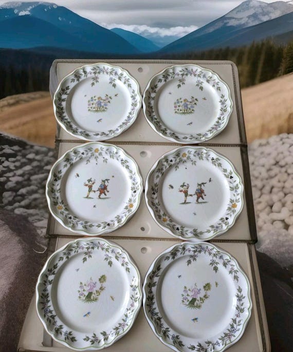 Moustiers lot de deux assiettes en faïence au décor d'oiseau grotesque chinois et fleurs faïence française